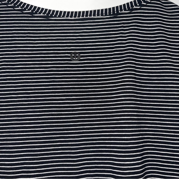 Lululemon T-shirt - Picture 3 of 4
